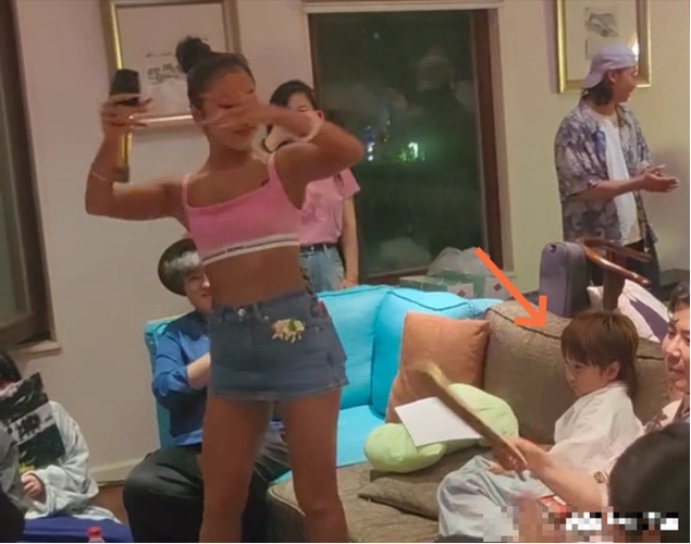 刘欢夫妇家宴罕曝光!10几人把酒言欢,吉克隽逸超短裙被嘲没教养