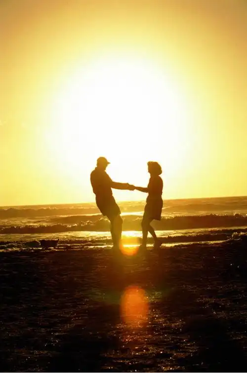 八要形影常不离,寂寞孤单寿命短, 携手相伴人生路,相抚相偎更添欢.