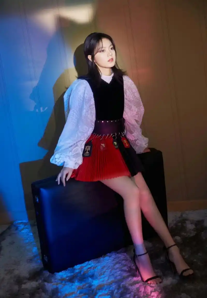 赵今麦美腿玉足写真,光滑水嫩的小脚丫别有一番风味!