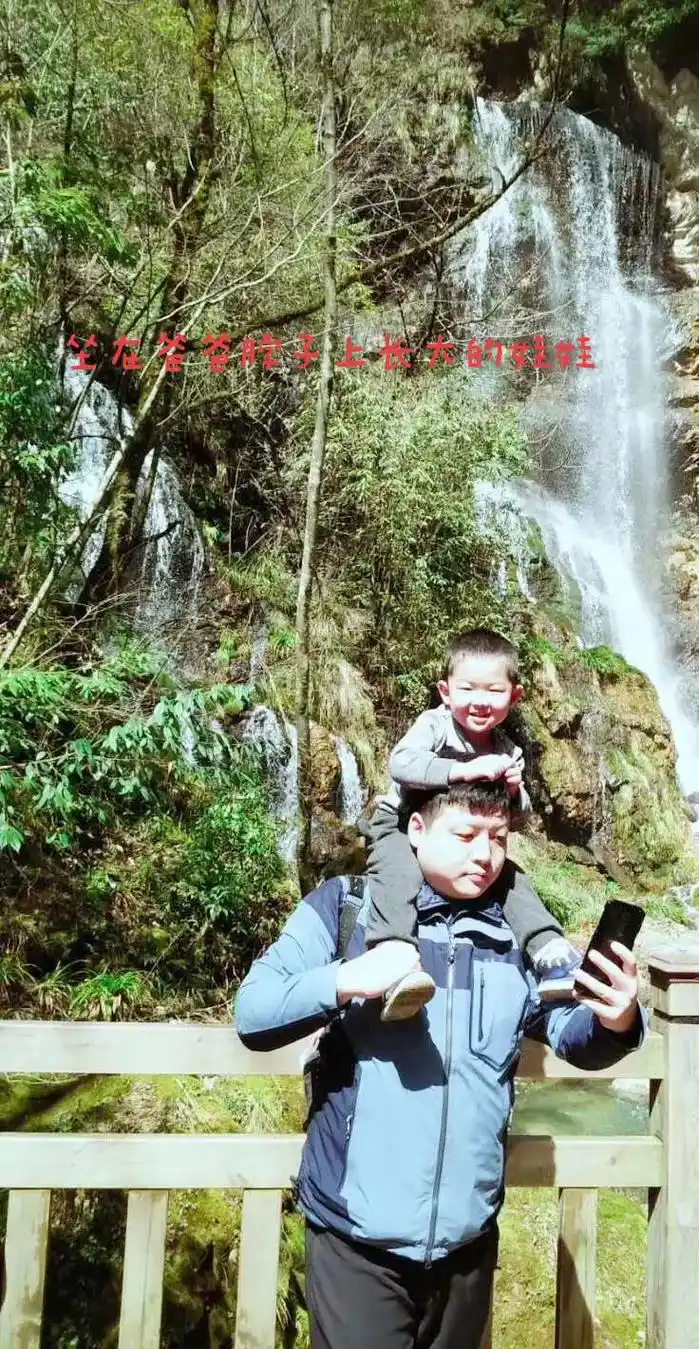 被爸爸托大的娃儿#只有照片能记录这份珍贵 - 抖音