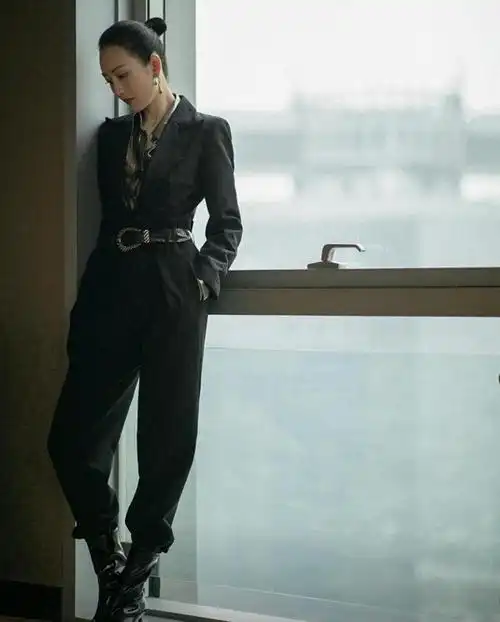 王鸥新造型的层次感太强了棕色外套配短裤再穿高筒靴又美又飒