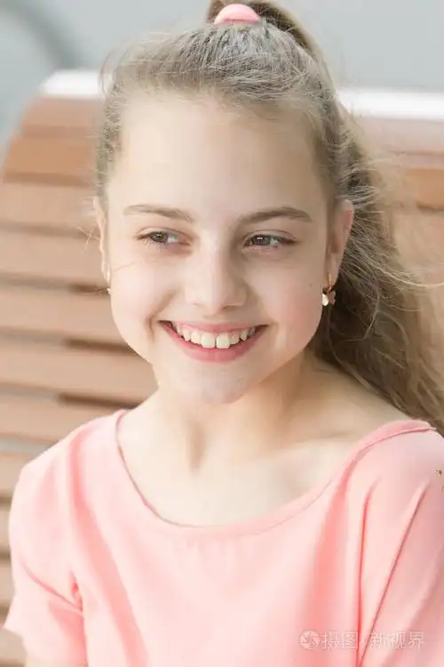 天真的微笑.可爱的小女孩,笑容灿烂.