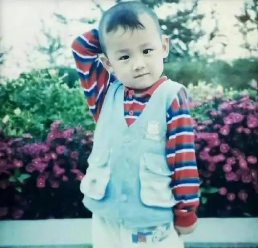白敬亭小时候的照片,小时候还穿碎花裙