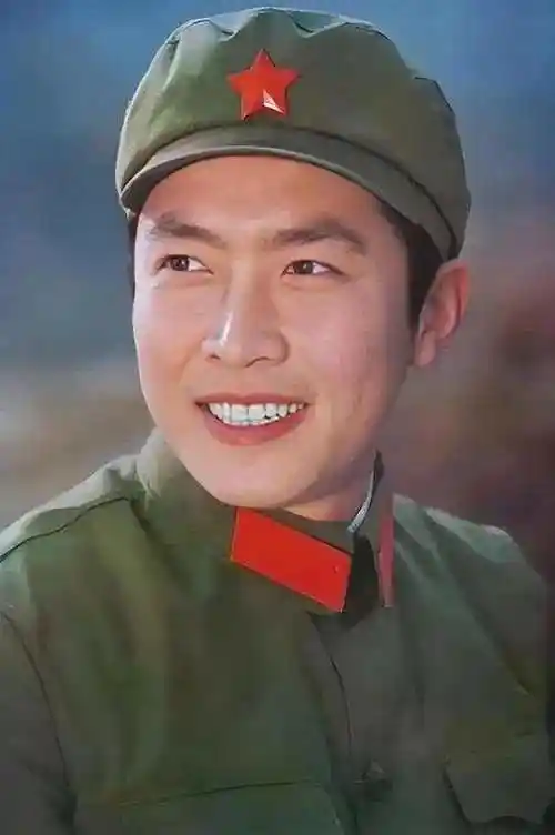 年轻时的唐国强太帅了,不愧是七八十年代公认的最帅男明星