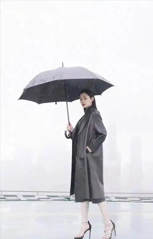 打着雨伞的女演员,张雨绮,姐姐,刘亦菲,杨紫等,哪一位最让你惊艳?