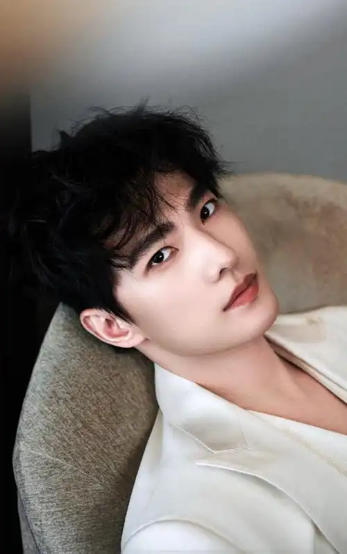 #杨洋汉玉白西装造型##杨洋乳酪色西装#