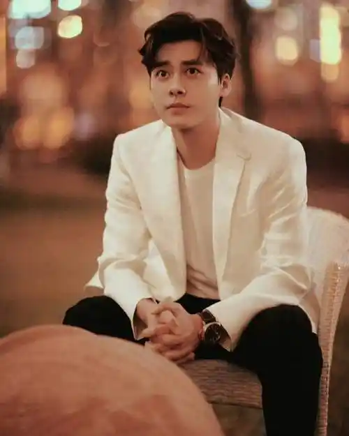 李易峰风波后首露正脸与异性合影消瘦一圈住民宿一晚消费4千多