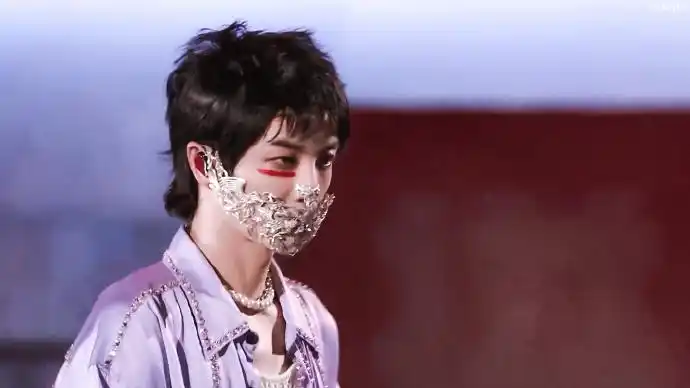 华晨宇戴面具唱歌好稳