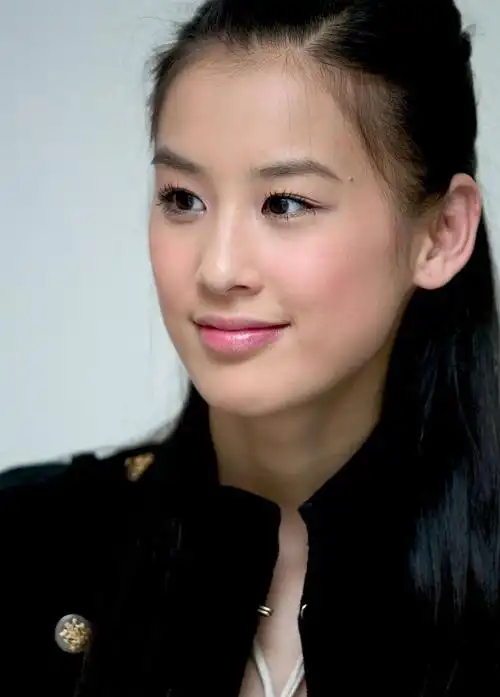 年轻时候的黄圣依,很青涩的一个邻家小姑娘