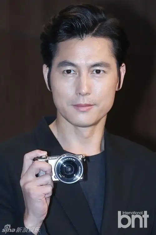 【2014.08.27】【明星】郑雨盛出席活动 黑西装帅气十足