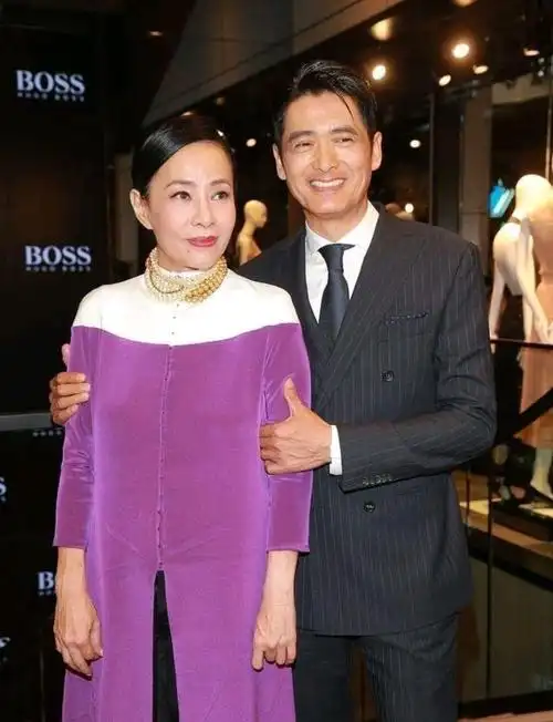 周润发和老婆陈荟莲亮相