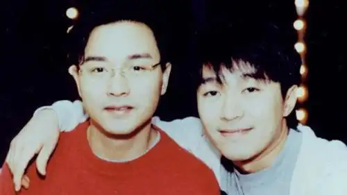 《家有喜事》开头,张国荣周星驰兄弟登场,各有魅力!