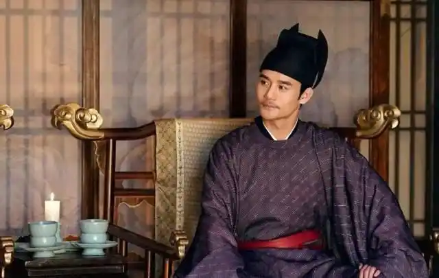 服装,第一个印象就是非常的华丽浓烈,视觉比较抢眼,而说到宋代服装