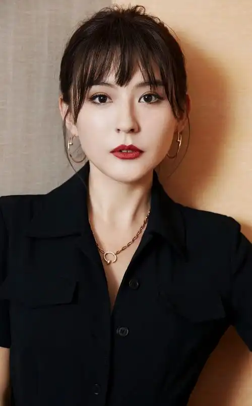 热依扎高清俏丽美照,楚楚动人!__财经头条