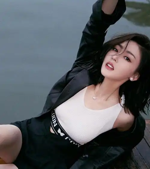 张天爱身材好得"兜不住",运动内衣撑得火辣又饱满,性感迷人|皮衣|短发