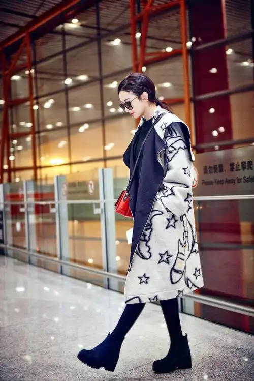 赵丽颖身穿灰色大翻领星星图案大衣现身机场,可爱休闲的小女生!