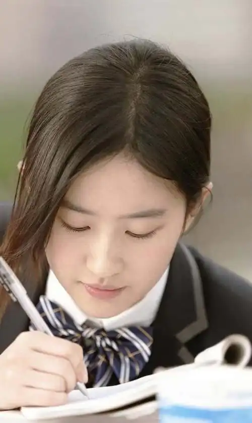 刘亦菲学生扮相壁纸分享可能是演艺生涯里最后一次演学生了吧