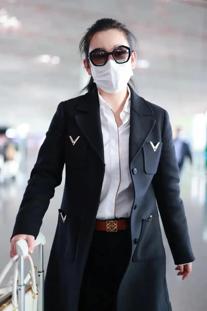 秦海璐见过世面,就是不一样,穿白衬衫配黑色9分裤走机场