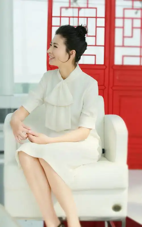 黄梅戏经典片段重现 斓曦白色套装裙做客《影视风云》分享有趣故事