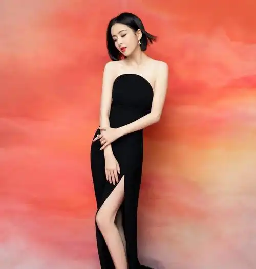 她是36岁的佟丽娅终于招摇一次,穿黑色长裙美腿遮不住,a爆全场!