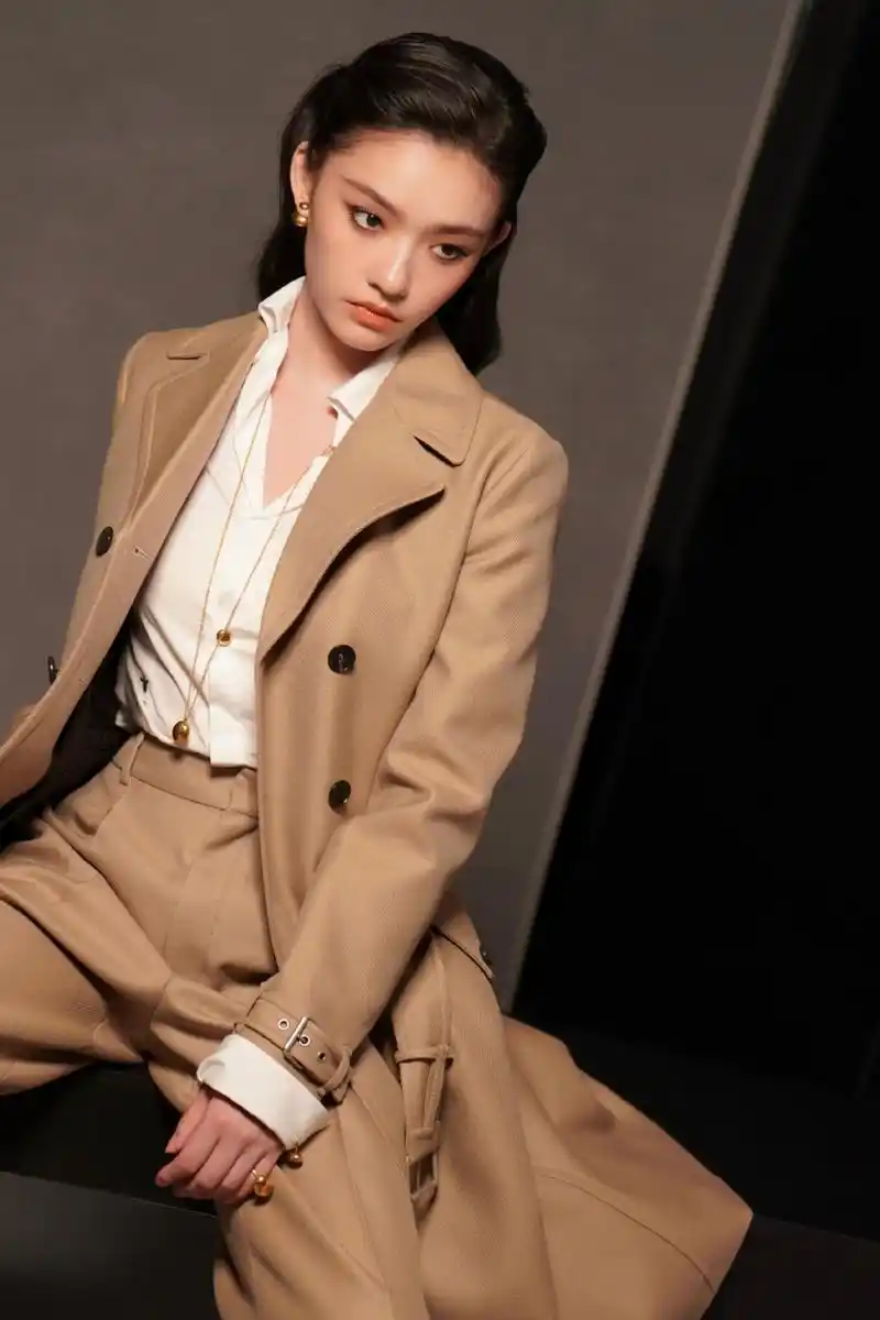 林允封面杂志写真