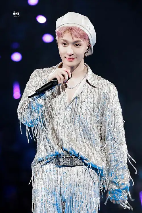 张艺兴[超话]##张艺兴染粉发##张艺兴2023大航海巡演