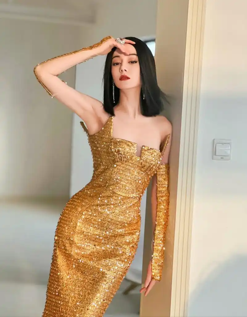 迪丽热巴黄金战袍展示极致腰臀比,勾勒出完美的身材曲线,前凸后翘玲珑