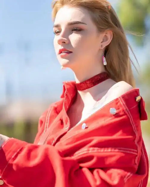 泰国混血女孩,一袭红衣太吸睛!