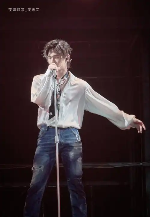 杨洋17年蓝发造型##杨洋演技#大家看到的生日会,没收过粉丝一非钱