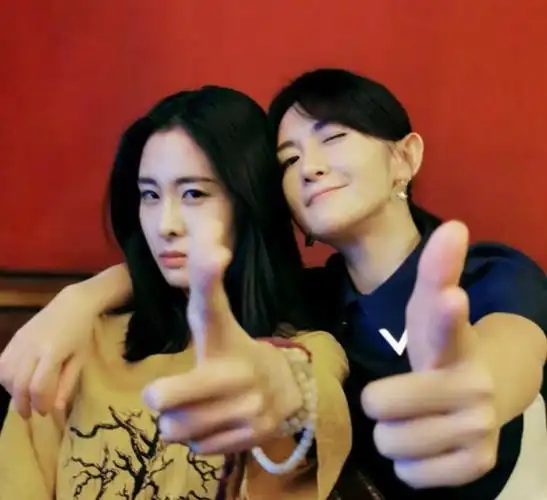 后来谢娜和张碧晨发了一张亲密的自拍照,网上的谣言才渐渐消停.