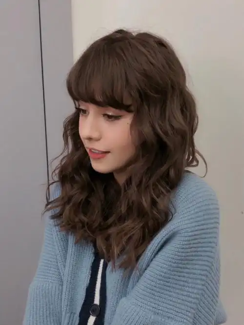 今日发型推荐棕色系蛋蛋卷复古港风系卷发搭配一个暖暖的棕色让卷发