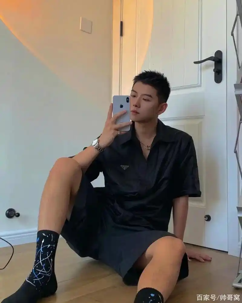 鲜嫩寸头小哥最爱球服自拍,小清新男友上线啦!