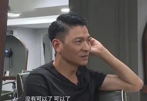 刘德华给自己剪发,看到他剪出的新发型后,网友:理发师要失业