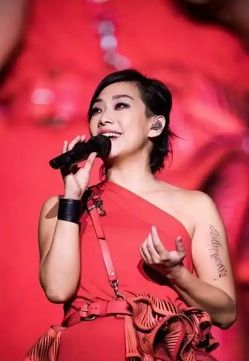 57岁林忆莲真不顾身材管理!