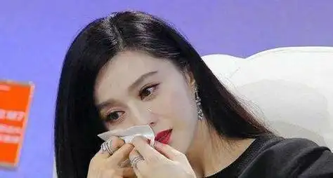 今年三月,范冰冰踏上泰国之旅,欢庆宋干节.