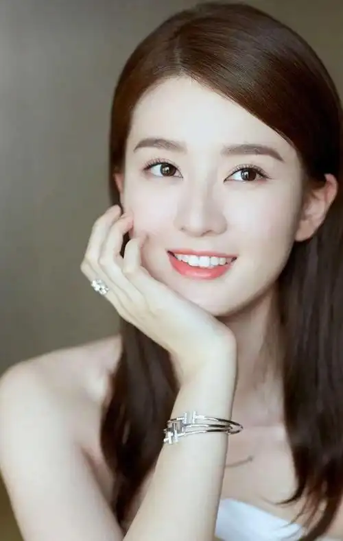 有的靠实力,有的靠背景,而乔欣毫无疑问靠的就是这份干净,笑容甜美