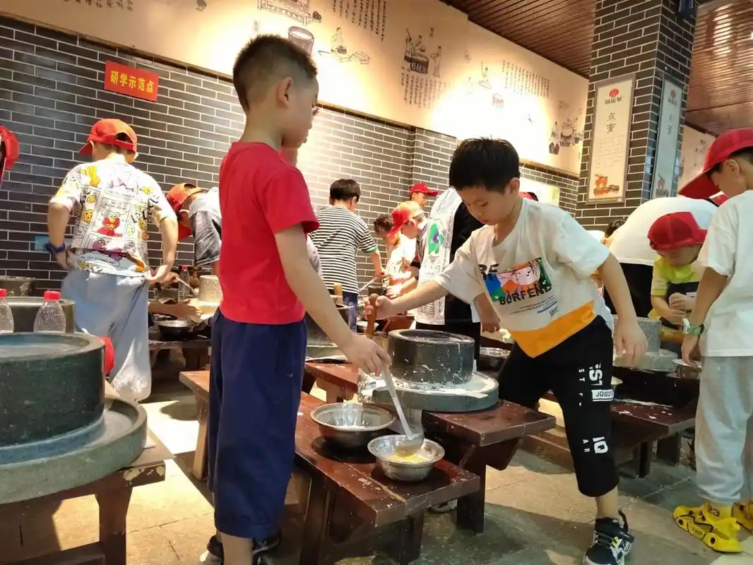 同学们在体验国家级非遗代表性项目"八公山豆腐传统制作技艺".