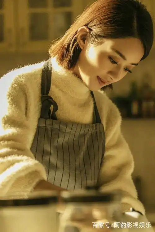 赵丽颖的这个短发造型给人一种岁月静好的感觉,白色毛衣让人感到十分