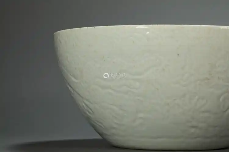 中国明代暗刻龙纹大碗