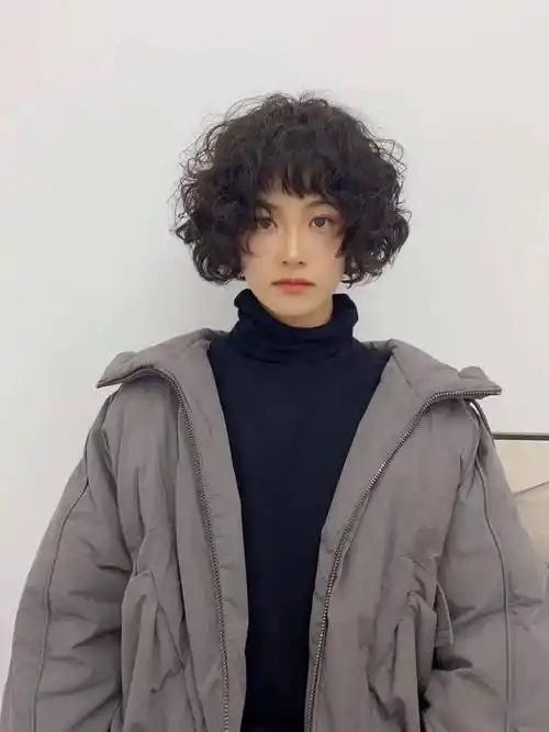 入春" 短烫发超减龄"_发型_短发_女生