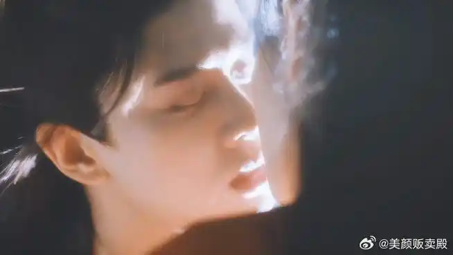 任嘉伦#想象一下,和如此美丽的长意小鱼亲吻,那该是多么浪漫的事情啊