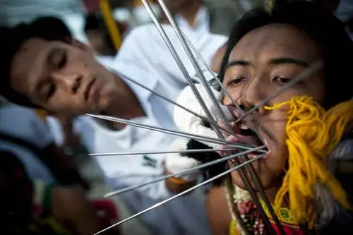 世上最恐怖的人体穿刺(组图)