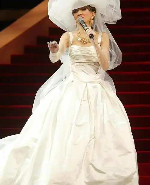 梅艳芳舞台上风情万种穿上婚纱真漂亮没想到成了告别造型