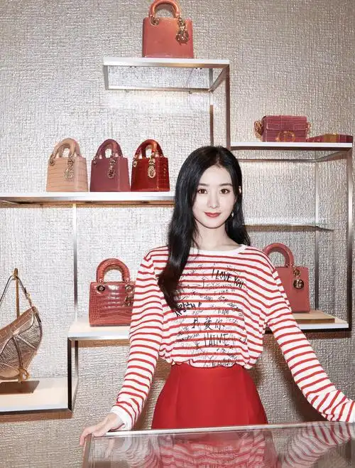 原创赵丽颖红衣出席迪奥活动少女感满满与baby相比略逊一筹