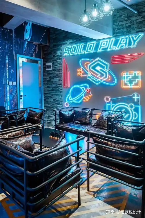 项目面积:400平方米剧本杀店铺大厅采用了工业ins风的装修基调,无处不