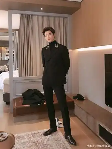 模特出身的长腿欧巴李钟硕,实力诠释了什么叫满屏都是腿!