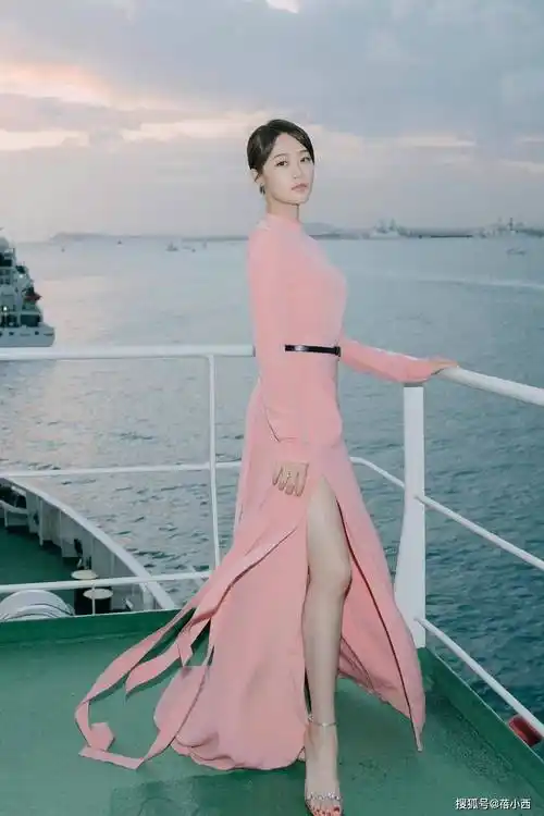 蓝盈莹气质太好,穿粉色高开叉长裙美得高级,没点气质都驾驭不了