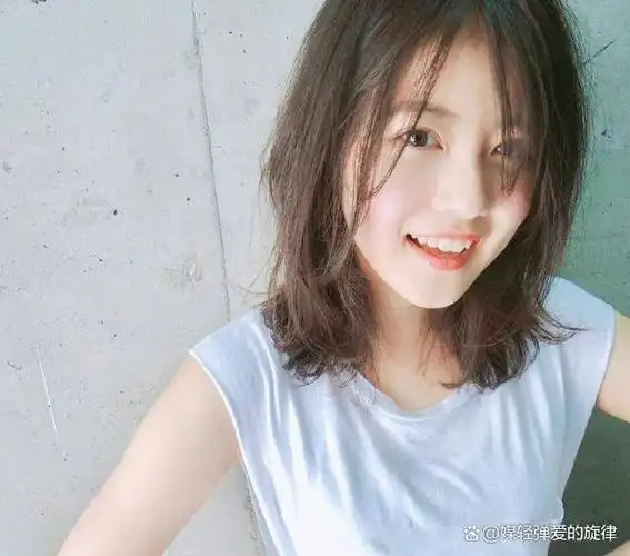 圆脸的女生一定要拒绝中分,显脸大还俗气,这4款发型更适合你