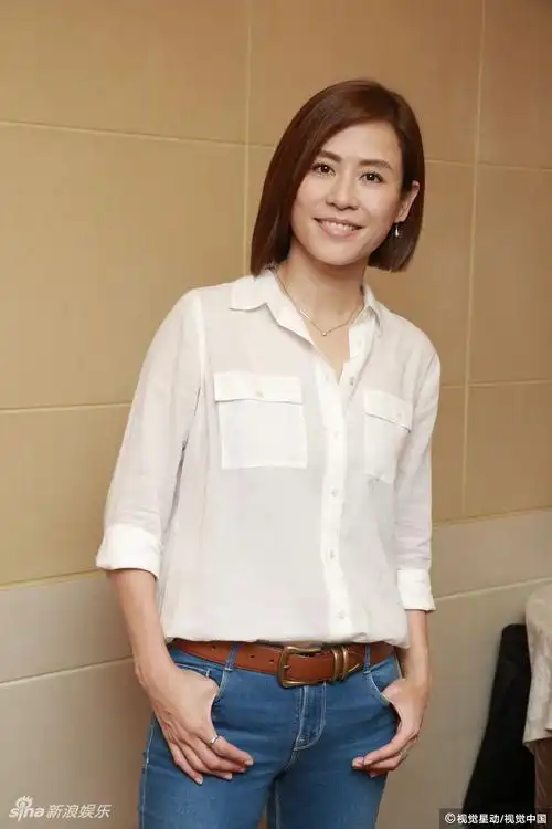 组图:46岁宣萱保养得宜身材纤细 白衬衫搭牛仔裤显年轻