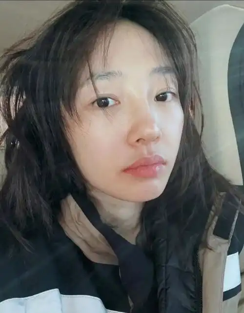 白百何素颜出镜电梯自拍ootd,"白式穿搭法则"好绝!